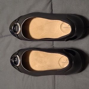 CLARKS Woman's Ballerina Flat With Ring Detail Neenah Vine